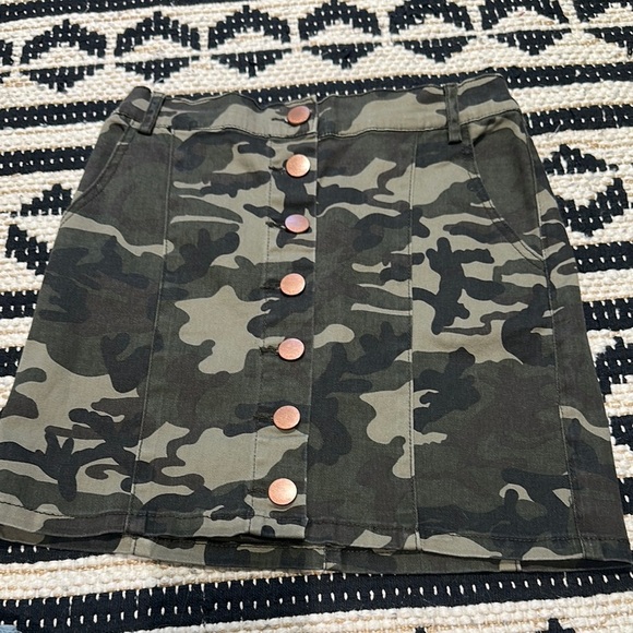 Refuge Camouflage Button-Front Skirt - Picture 2 of 4